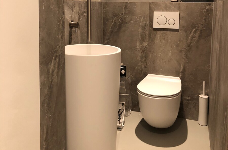 Stand Becken im Gäste WC mit weiß mattem WC 
