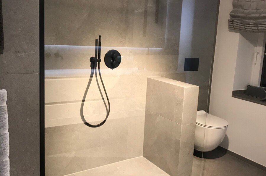 Badezimmer mit schwarz matten Armaturen Kundenreferenz Aachen